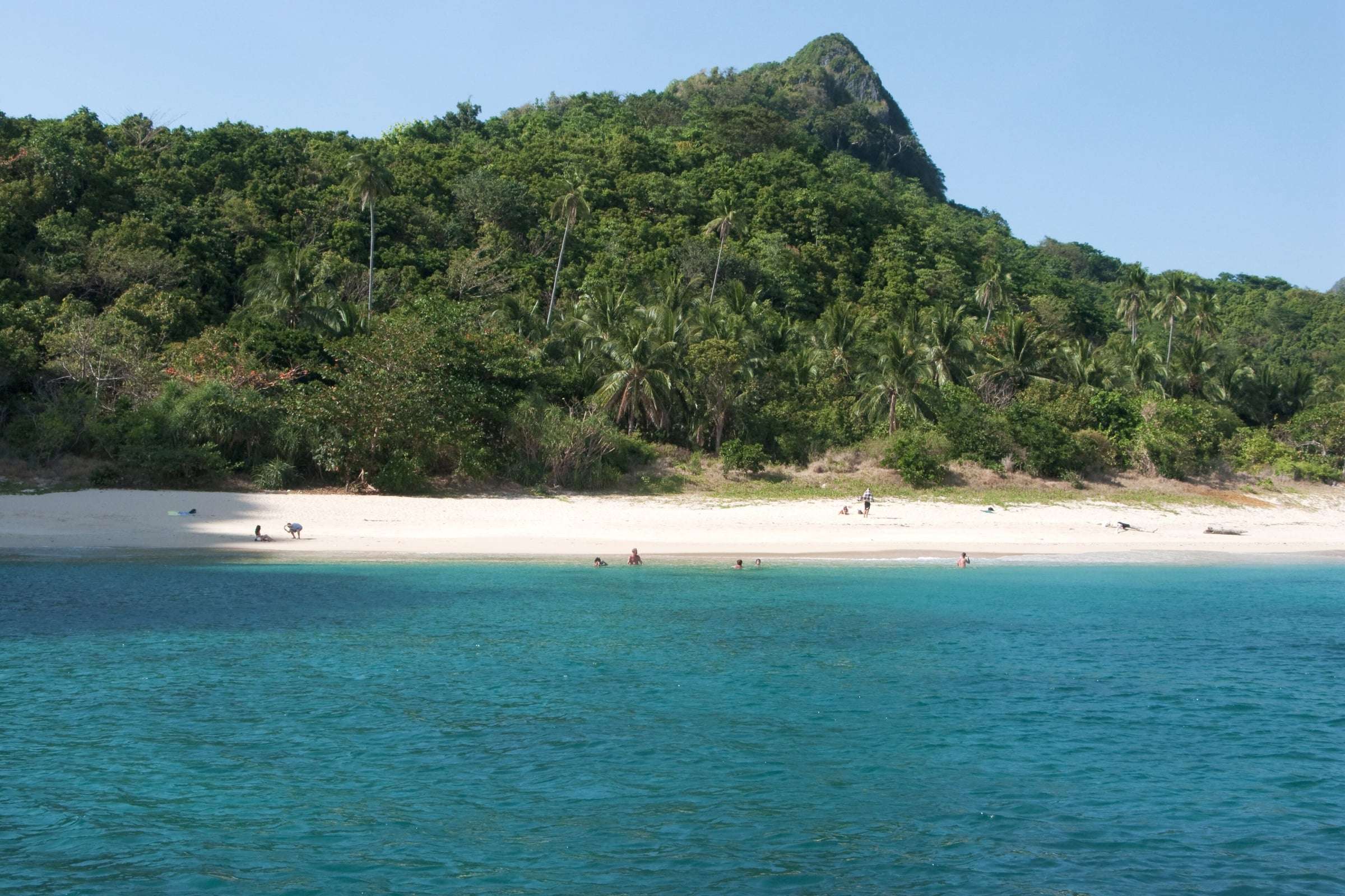Calm turquoise water and limestone scenery in El Nido Bay